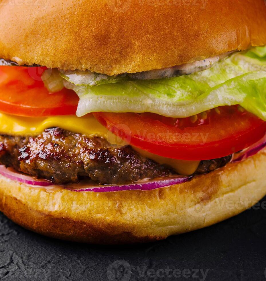 smakelijk cheeseburger Aan zwart steen detailopname foto
