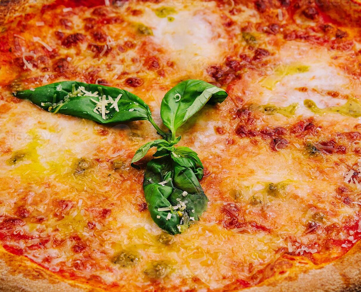 margherita pizza met basilicum dichtbij omhoog foto