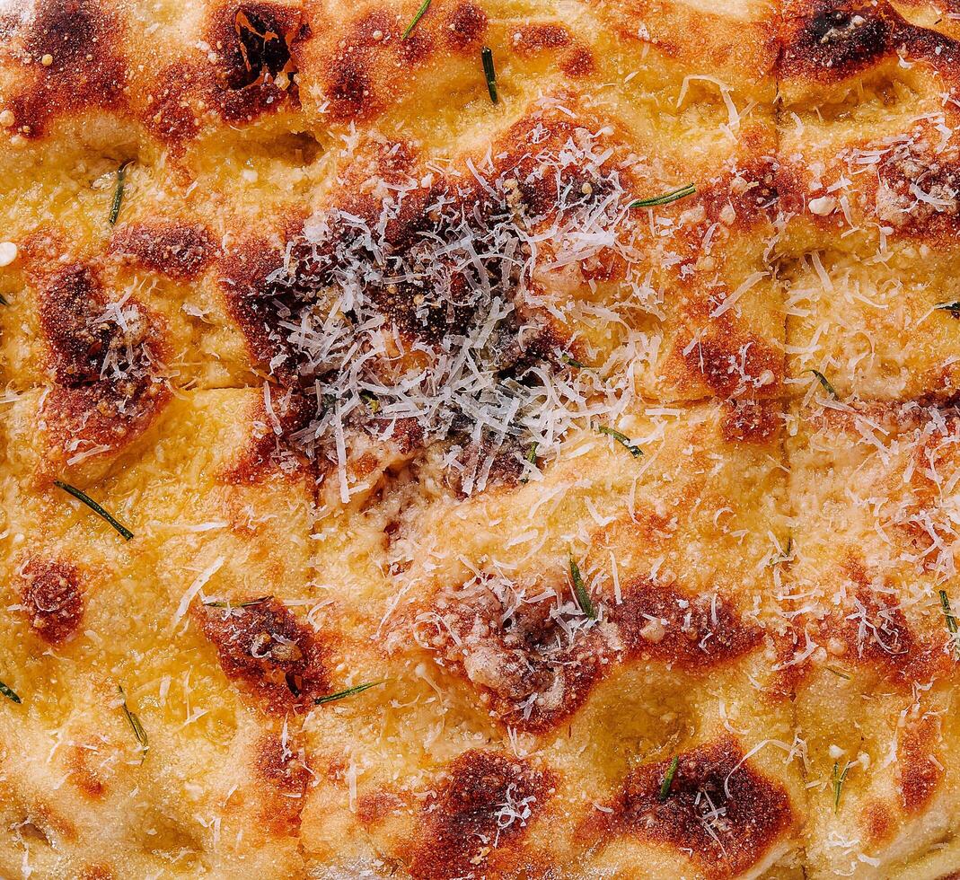 Italiaans focaccia brood met rozemarijn en knoflook foto