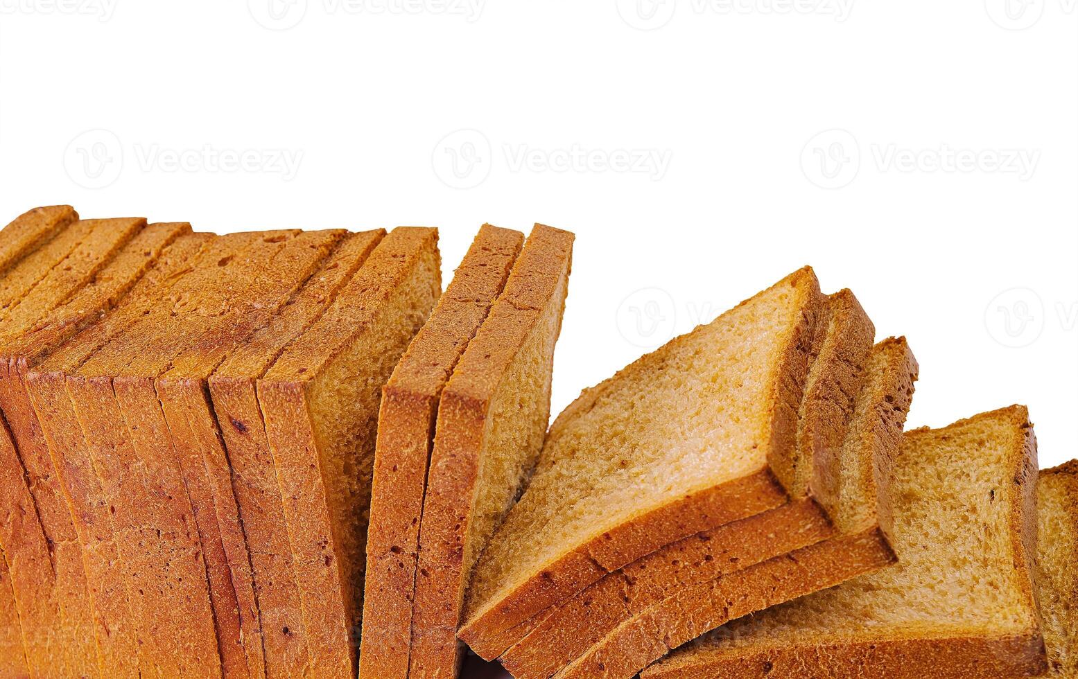 dichtbij omhoog van wit gesneden geroosterd brood brood Aan wit foto