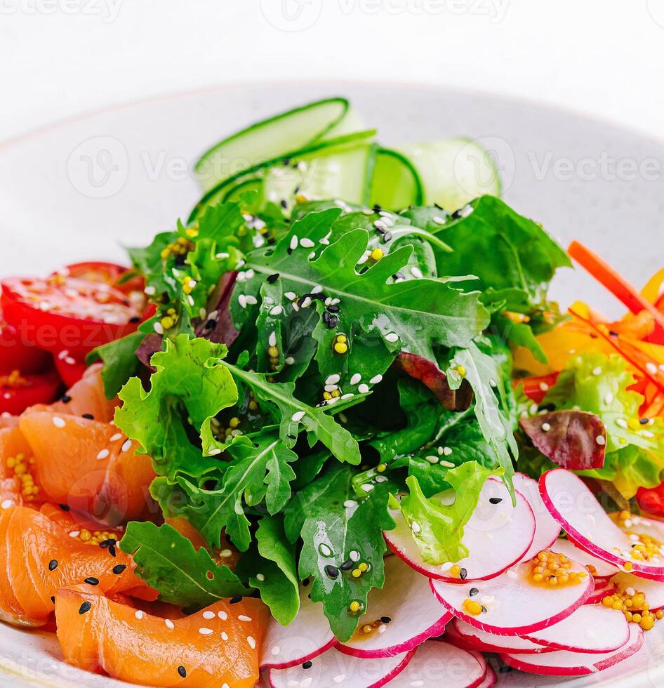 gerookt of gezouten Zalm salade met komkommers, rucola, paprika's en radijs foto