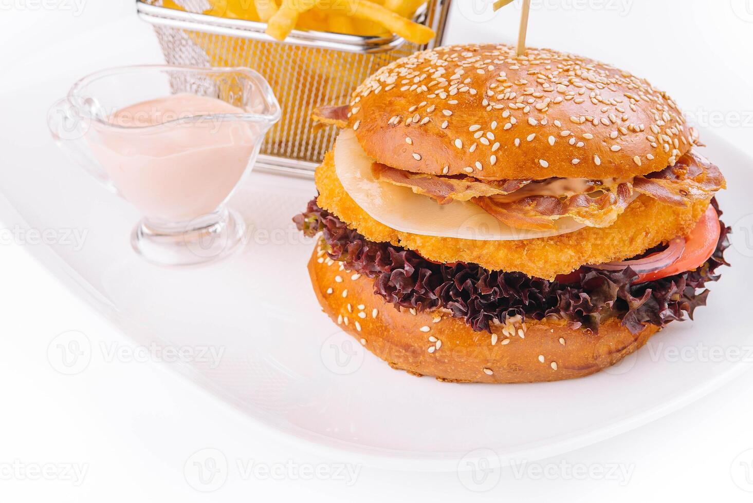 krokant gebakken kip hamburger geserveerd Aan bord foto