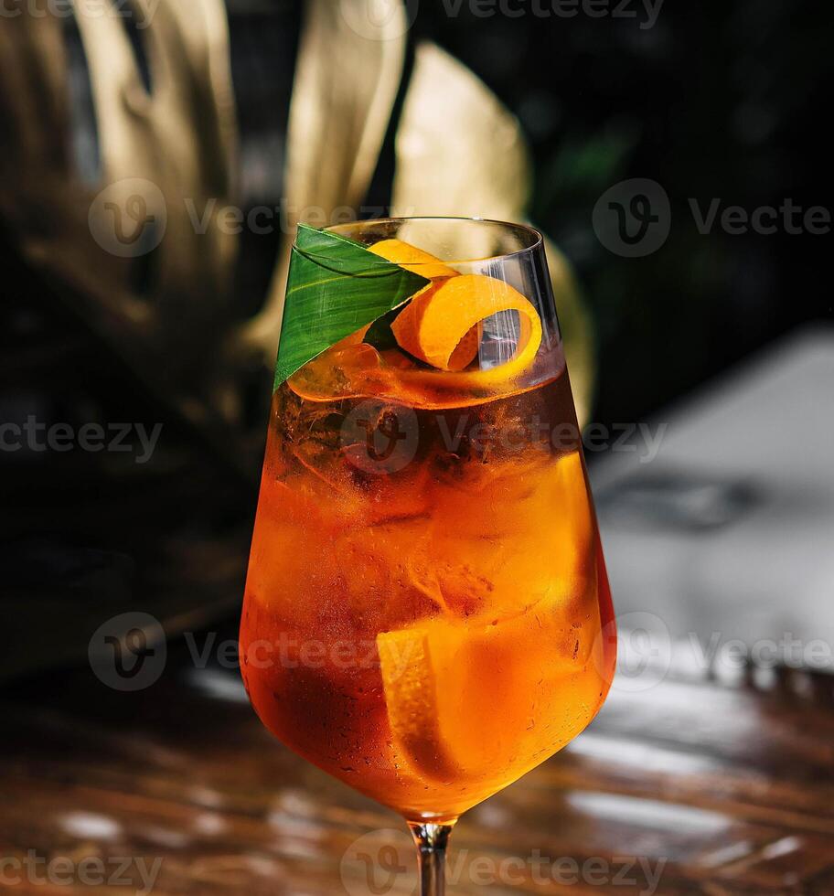 glas van aperol spritz cocktail dichtbij omhoog foto