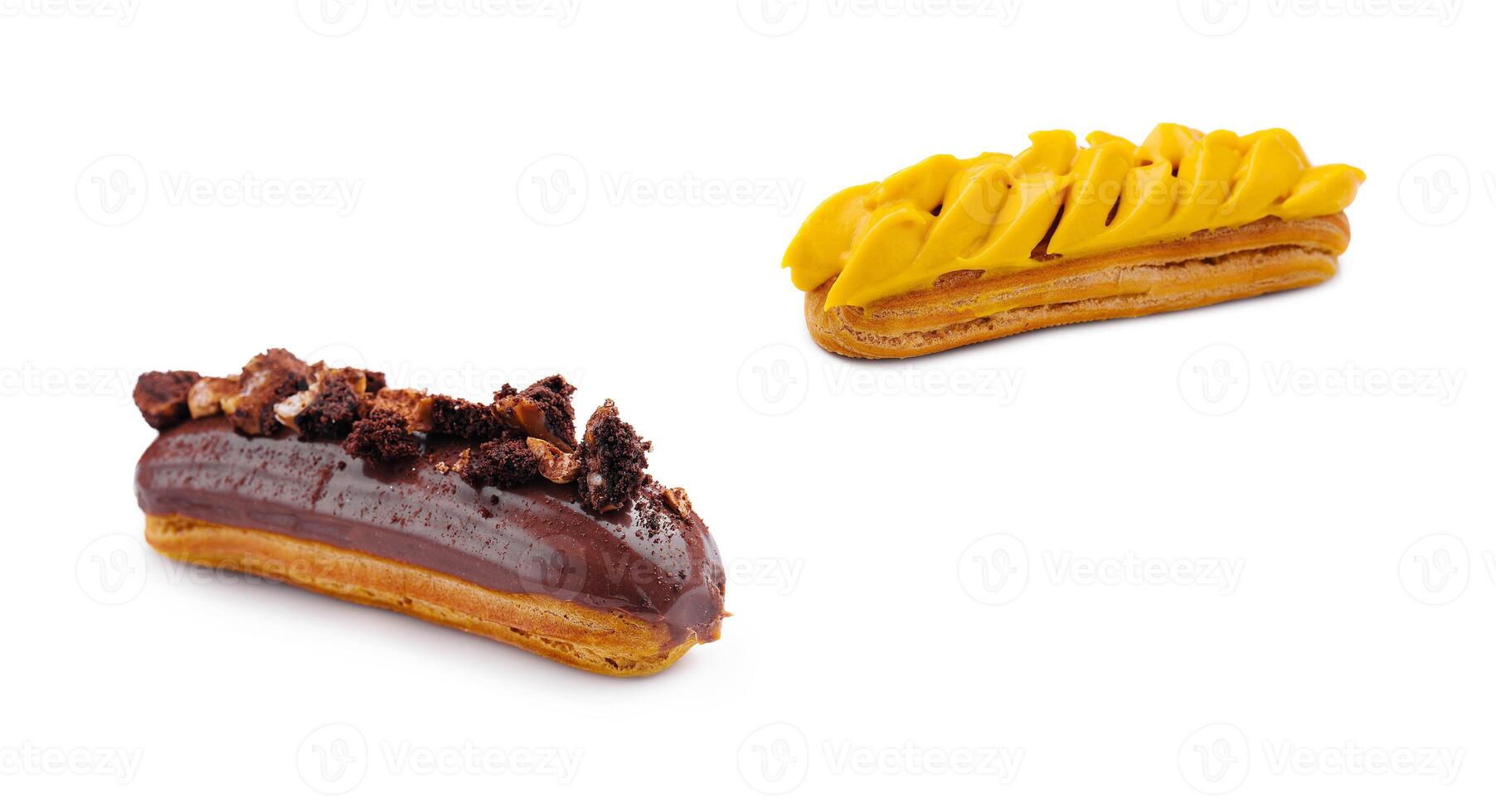 eclair met mango en chocola room en hazelnoten Aan wit bord foto