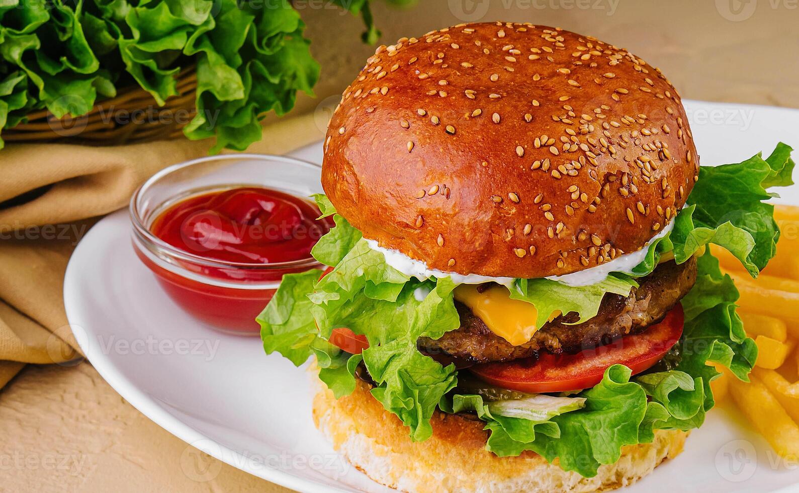 cheeseburger met Frans Patat en ketchup Aan bord foto