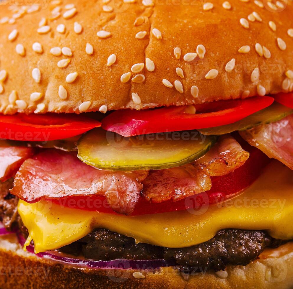 spek hamburger met rundvlees pasteitje dichtbij omhoog of macro foto