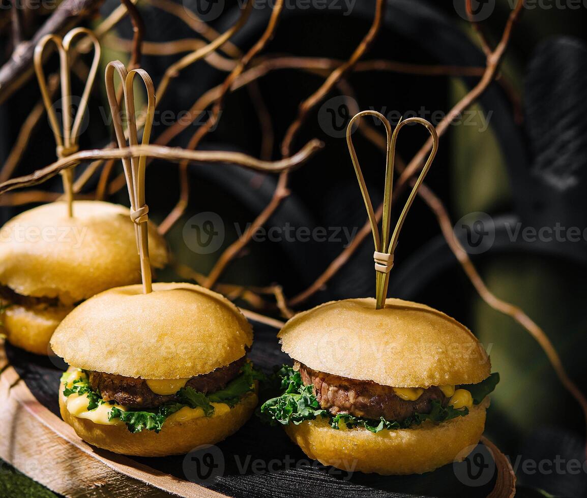 drie mini hamburgers in de Woud foto