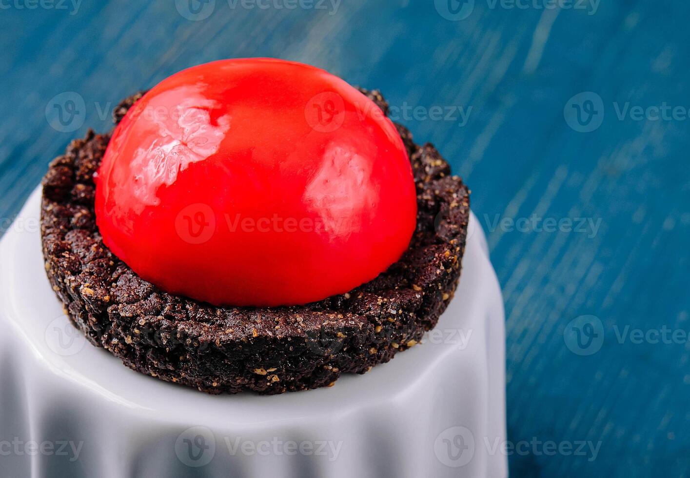 aardbei mousse brownie mini taart Aan blauw hout foto