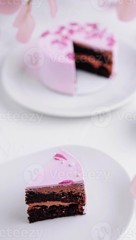 stuk van chocola taart met roze room foto