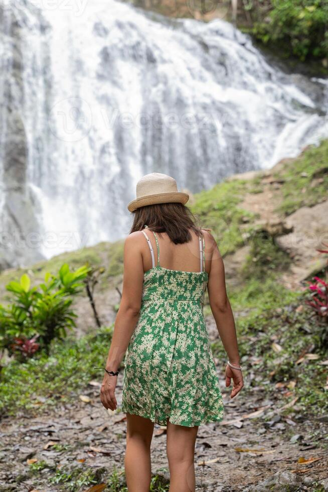 toerist vrouw wandelingen naar een waterval, in de Peruaanse oerwoud. foto