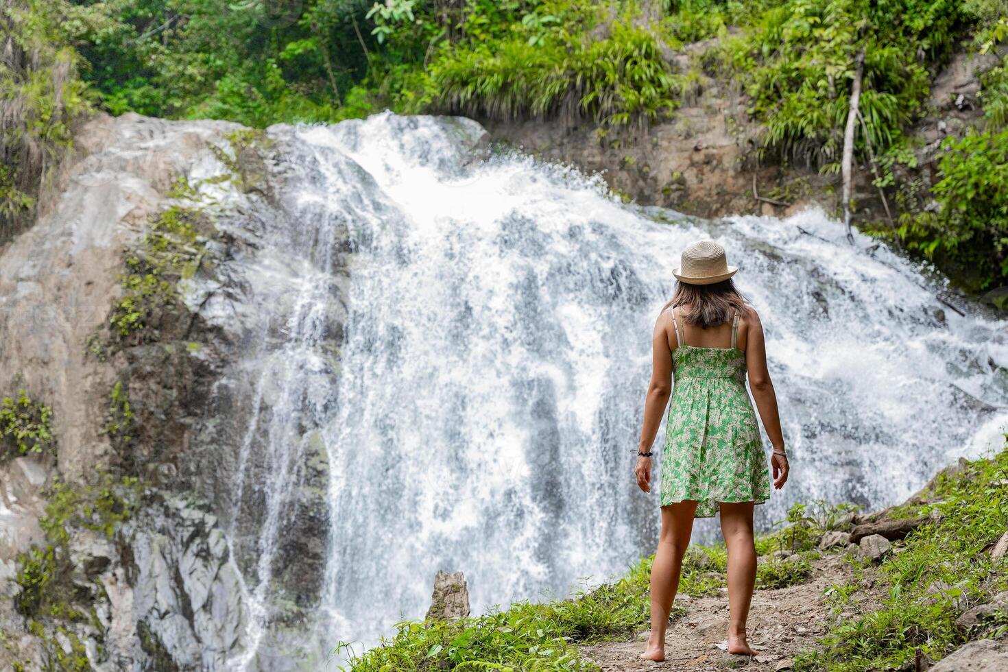 vrouw reiziger overweegt een waterval in de Peruaanse oerwoud. foto