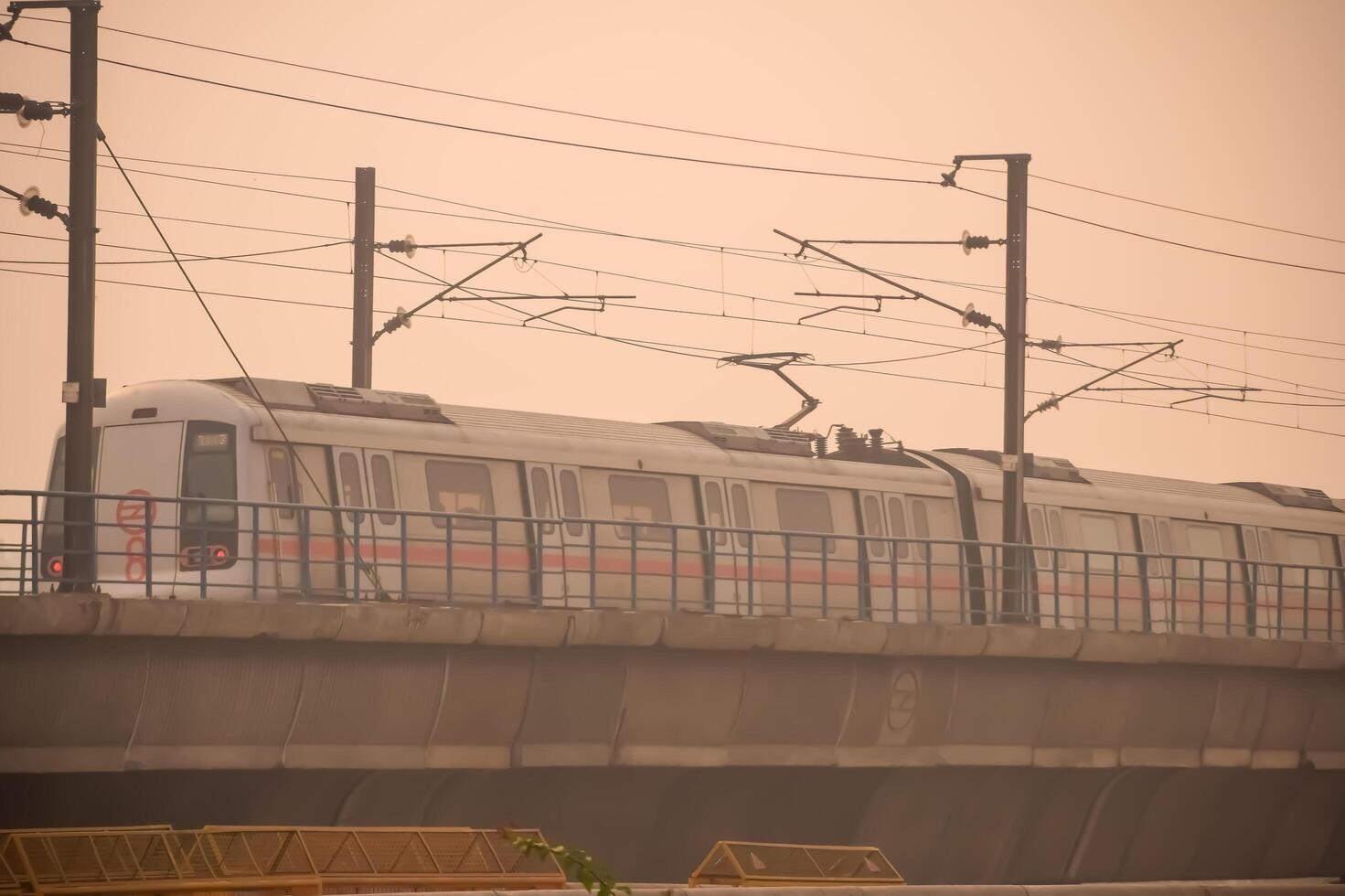 nieuw Delhi, Indië, februari 17 2024 - Delhi metro trein aankomen Bij jhandewalan metro station in nieuw Delhi, Indië, Azië, openbaar metro vertrek van jhandewalan station foto