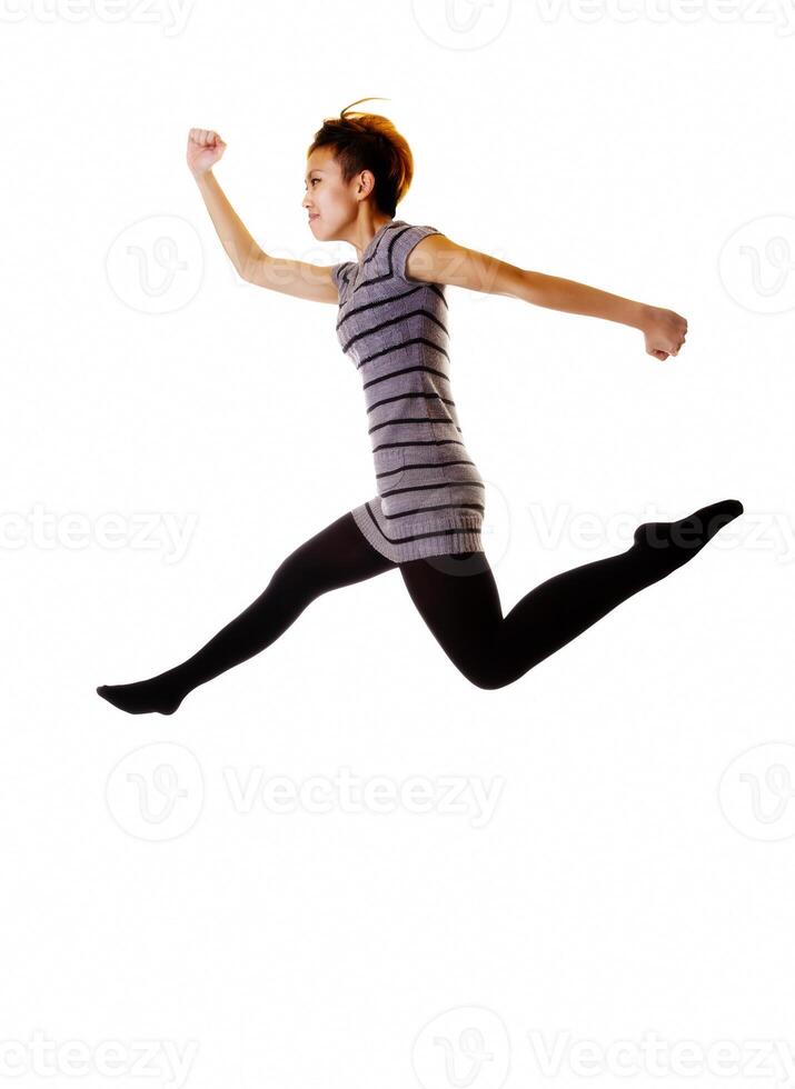 mager Aziatisch Amerikaans vrouw jumping in breien jurk foto