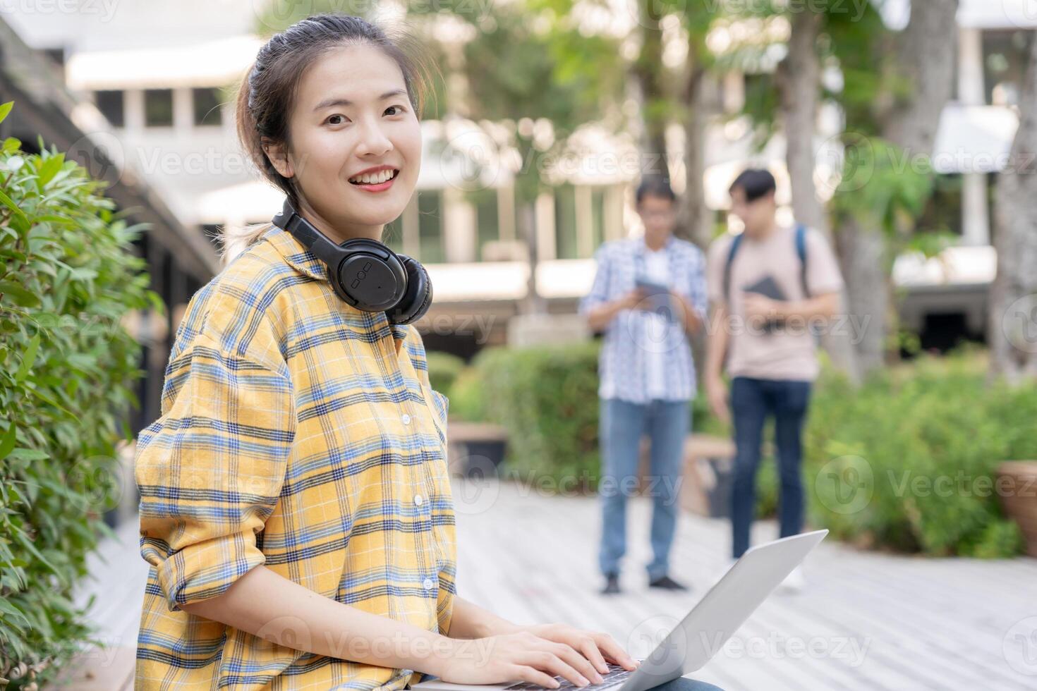 portret mooi Aziatisch vrouw leerling. glimlach meisje gelukkig studie. lezen boek in college campus. jong vrouw Aan Internationale Azië Universiteit. opleiding, studie, school, aan het leren, examen, doorgaan met onderwijs foto