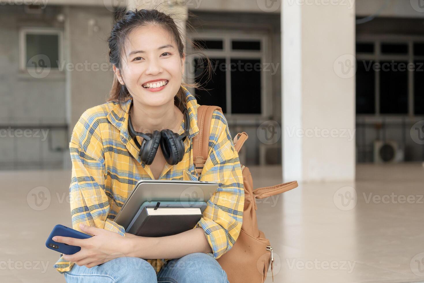 portret mooi Aziatisch vrouw leerling. glimlach meisje gelukkig studie. lezen boek in college campus. jong vrouw Aan Internationale Azië Universiteit. opleiding, studie, school, aan het leren, examen, doorgaan met onderwijs foto