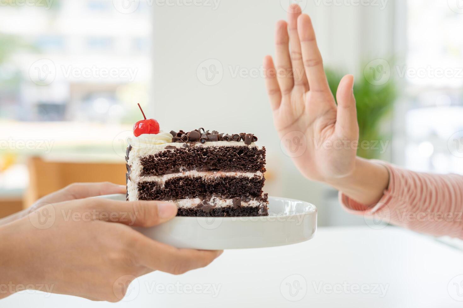 schoonheid slank vrouw lichaam verwarren chocola taart. vrouw in restaurant behaalt gewicht verlies doel voor gezond leven, gek over dunheid, dun taille, voedingsdeskundige. eetpatroon, lichaam vorm geven aan. foto