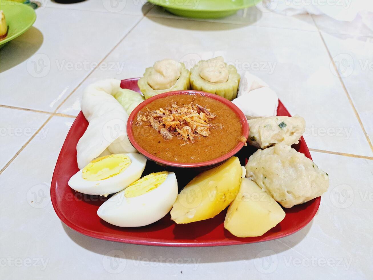 siomay is een typisch Indonesisch voedsel gemaakt van kool, aardappelen, eieren, bitter meloen en tofu gekookt in pinda saus foto