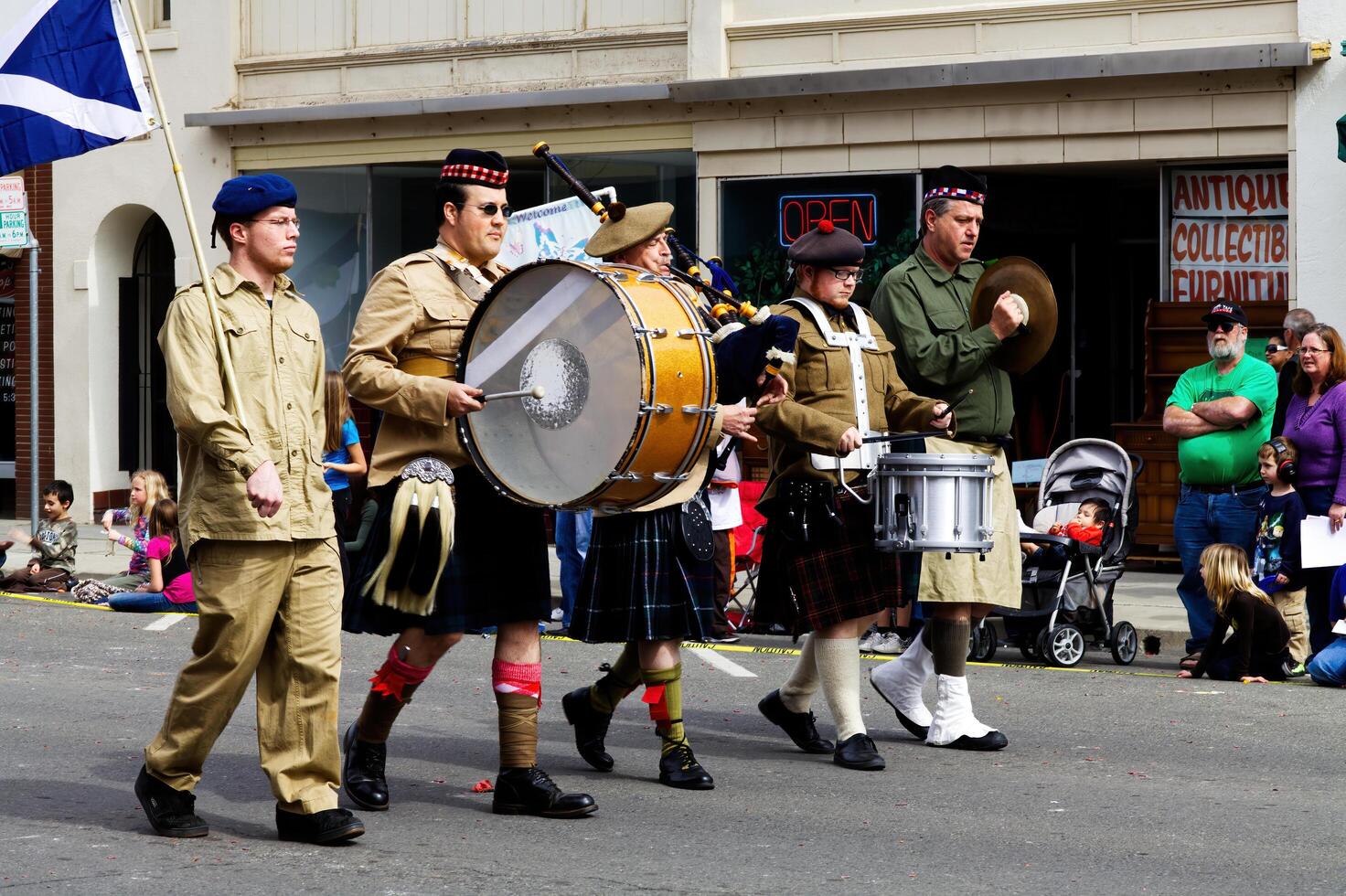 Marysville, ca, 2011 - mannen in kilts spelen doedelzakken en drums voor optocht foto