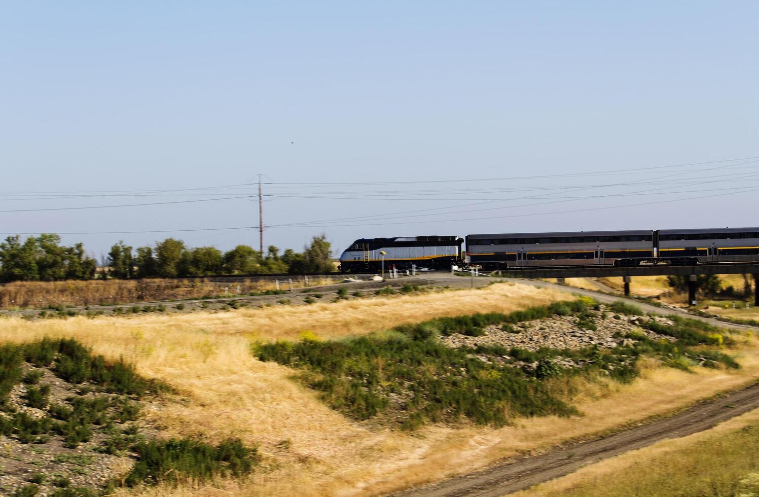 davis, ca, 2015 - passagier trein pan vervagen tegen blauw lucht foto