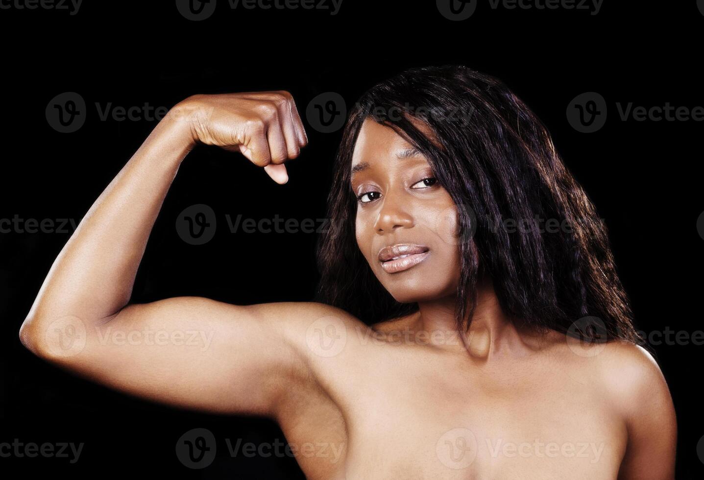 kaal schouders Afrikaanse Amerikaans vrouw tonen biceps foto