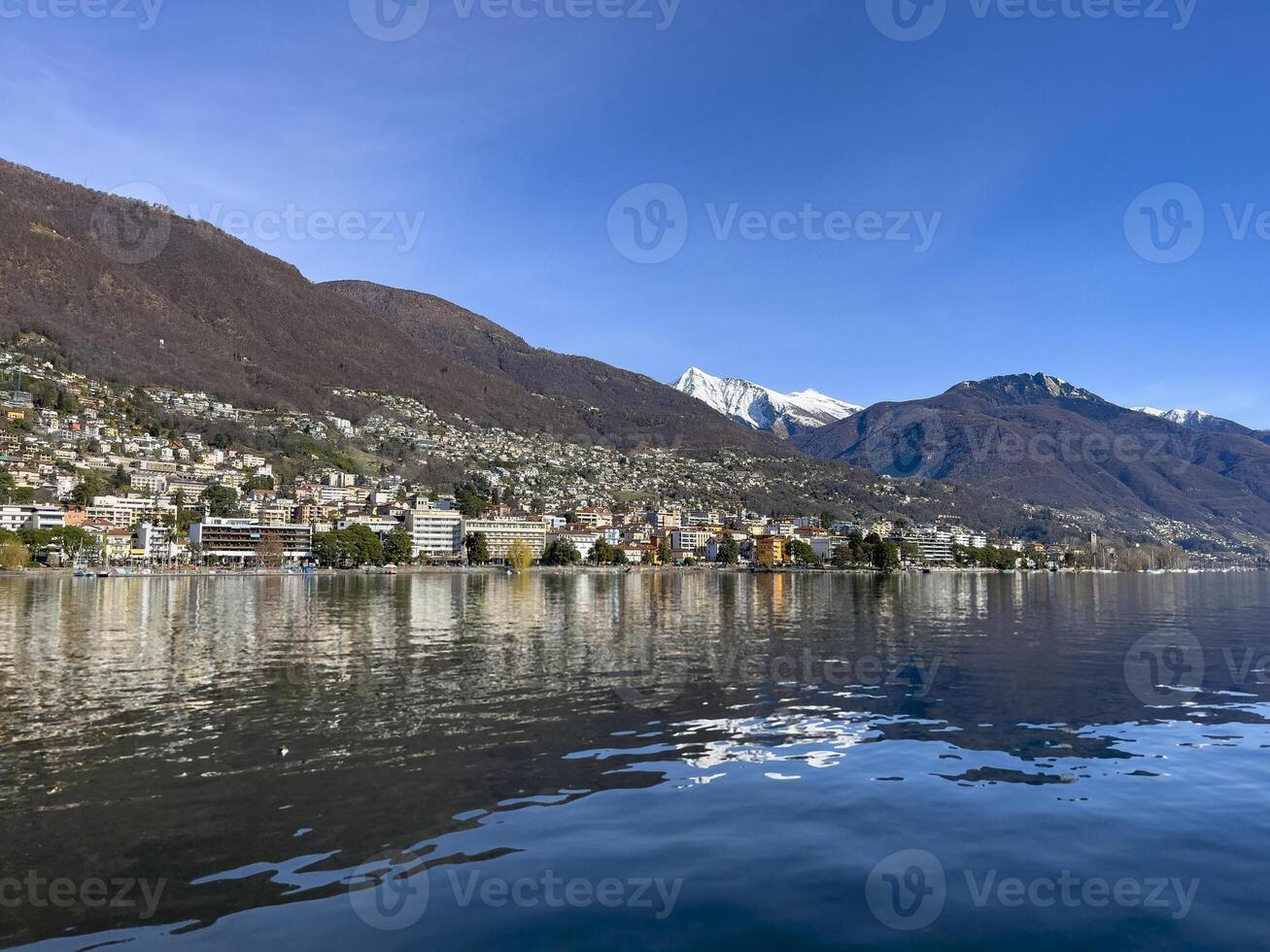 een visie van de meer en bergen in de achtergrond foto