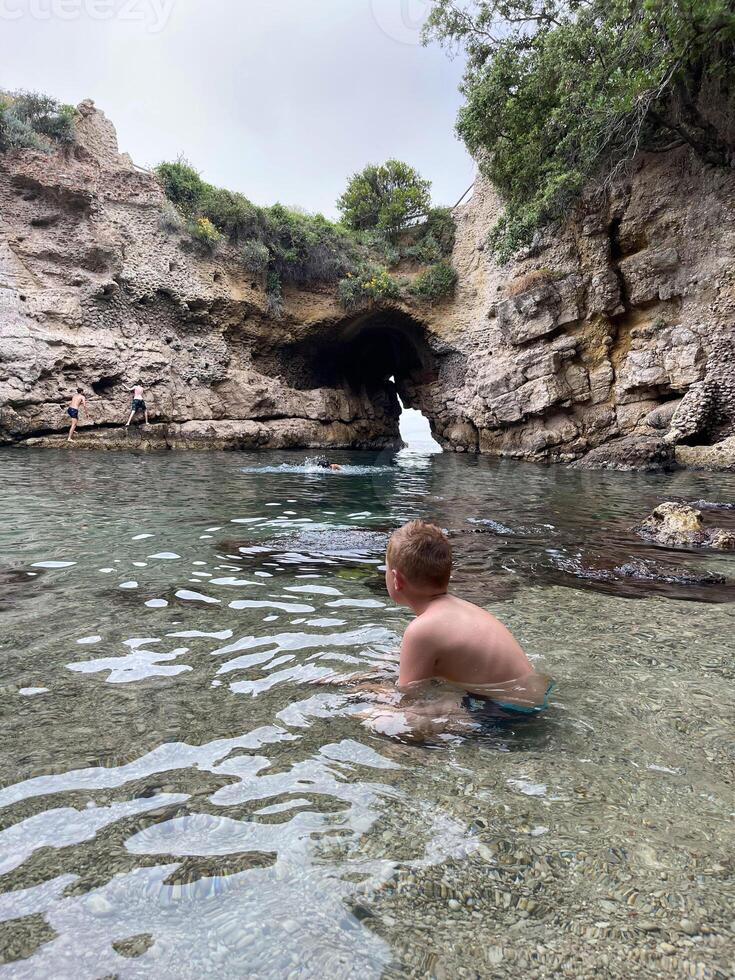 een jongen in de water foto