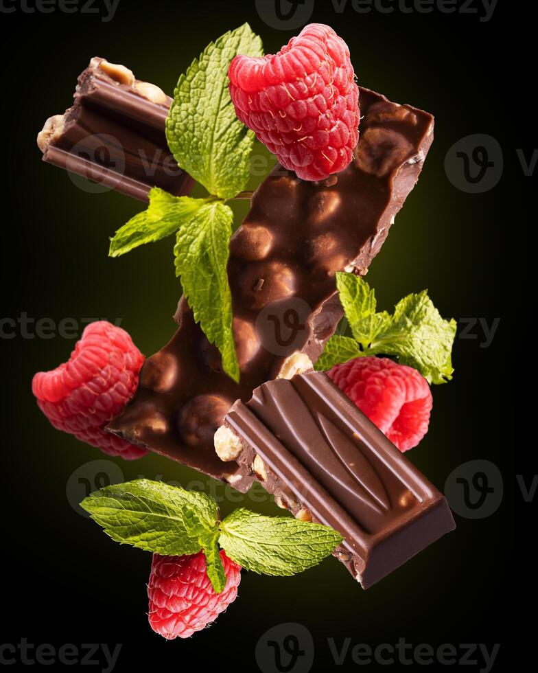 chocola bar met frambozen en munt Aan zwart achtergrond foto