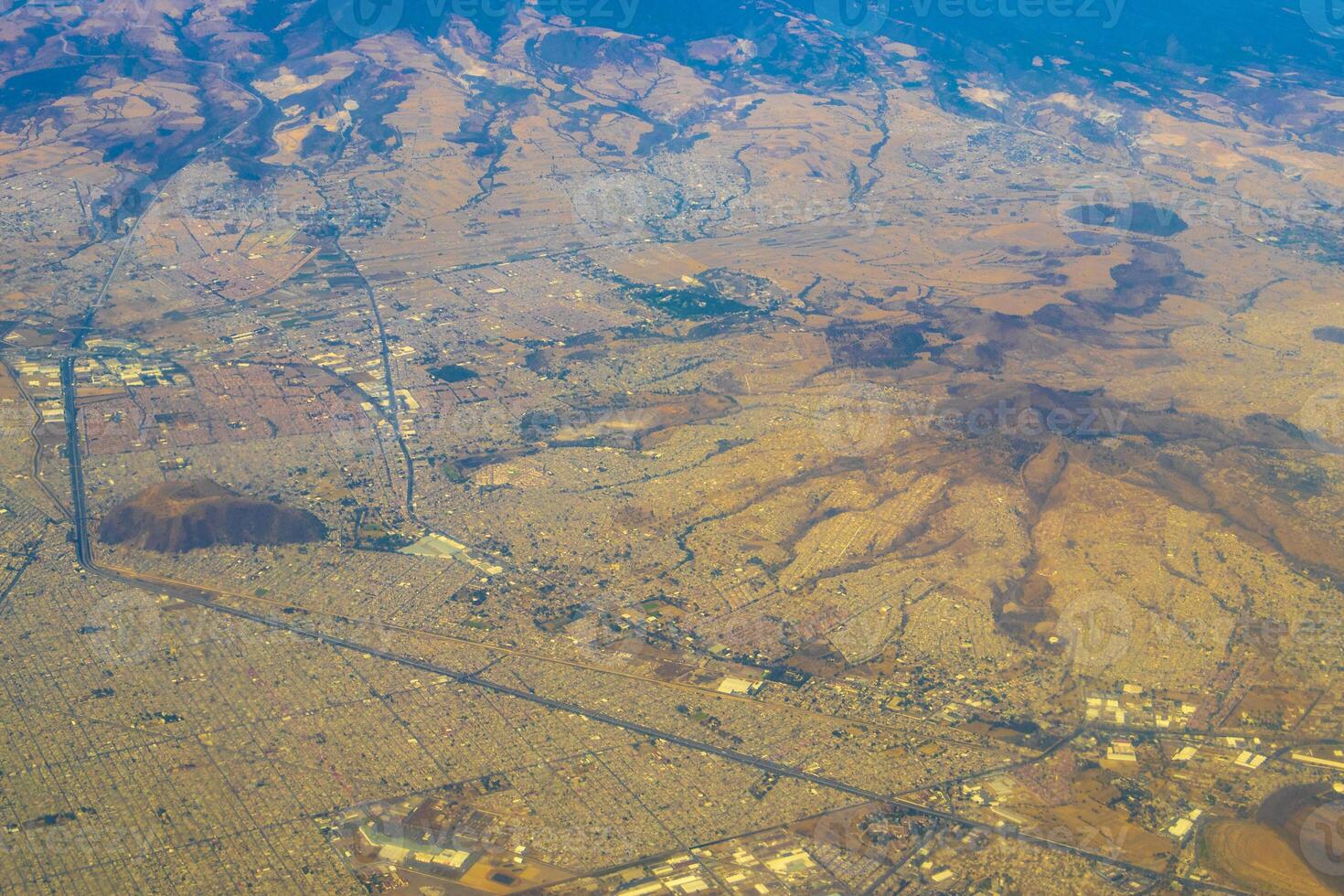 vliegend vliegtuig over- Mexico wolken lucht vulkanen bergen stad woestijn. foto