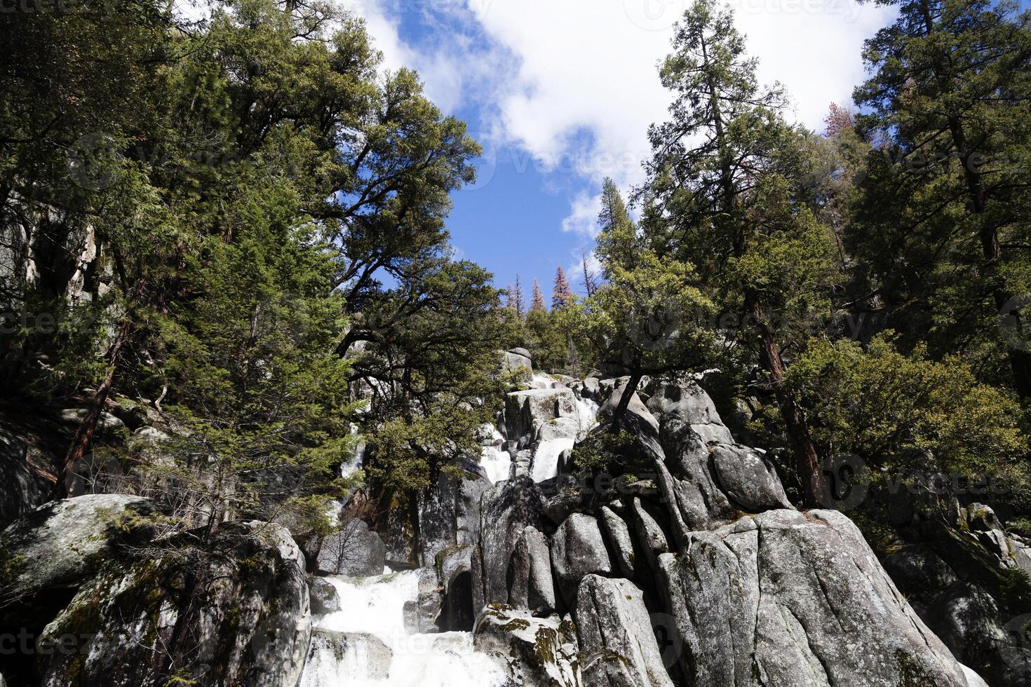 waterval langs kinderlijk spoor yosemite nationaal park Californië foto