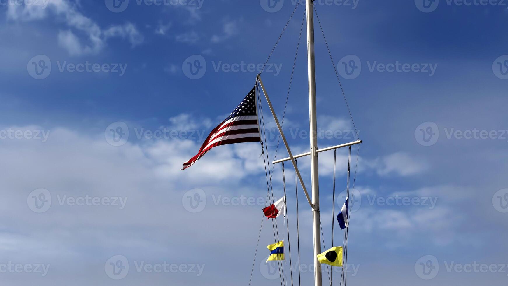 Verenigde staten vlag en marine- signaal vlaggen vliegend Aan nautische vlaggenmast foto