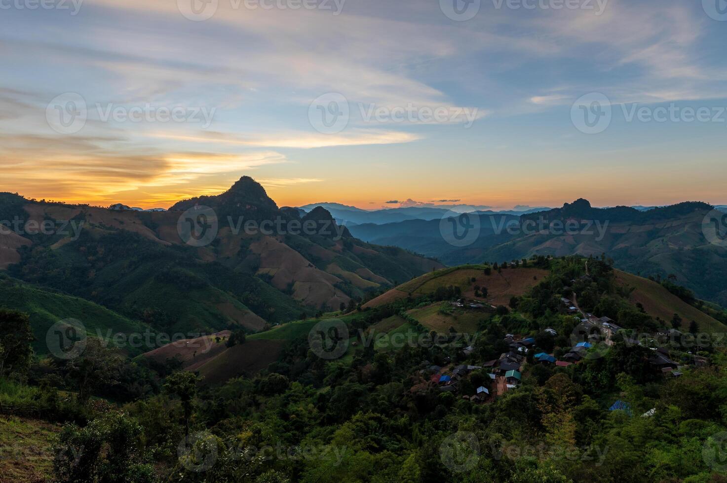 klein dorp Aan bergen na zonsondergang Bij ki ko kor gezichtspunt, mae hong zoon, Thailand foto