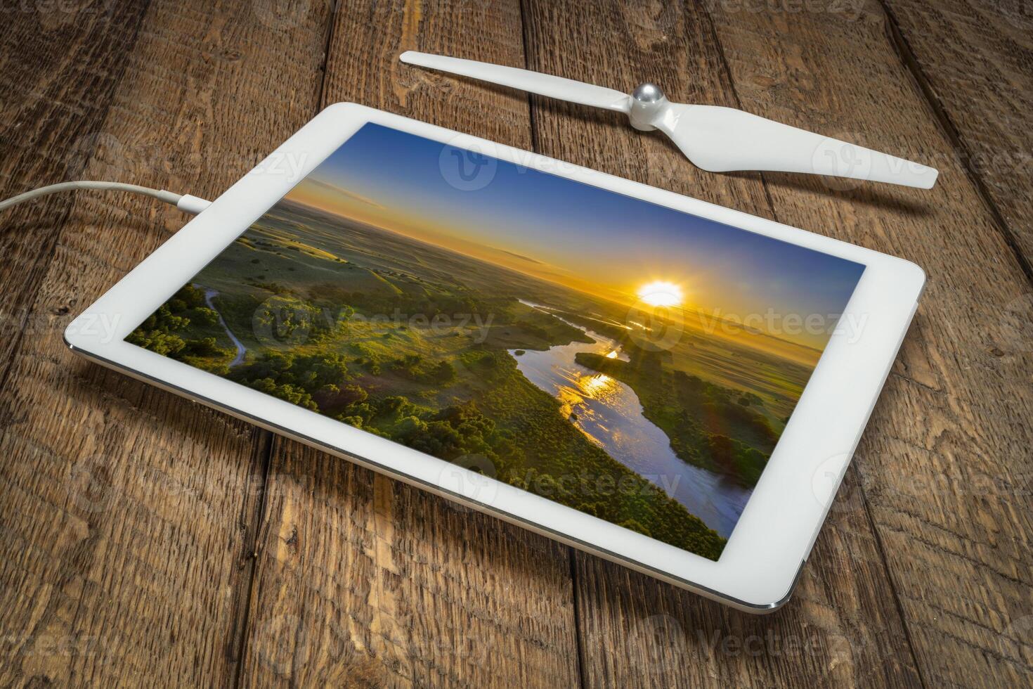 zonsopkomst over- somber rivier- meanderend door Nebraska zandheuvels Bij Nebraska nationaal Woud, herzien een vakantie beeld Aan een digitaal tablet foto