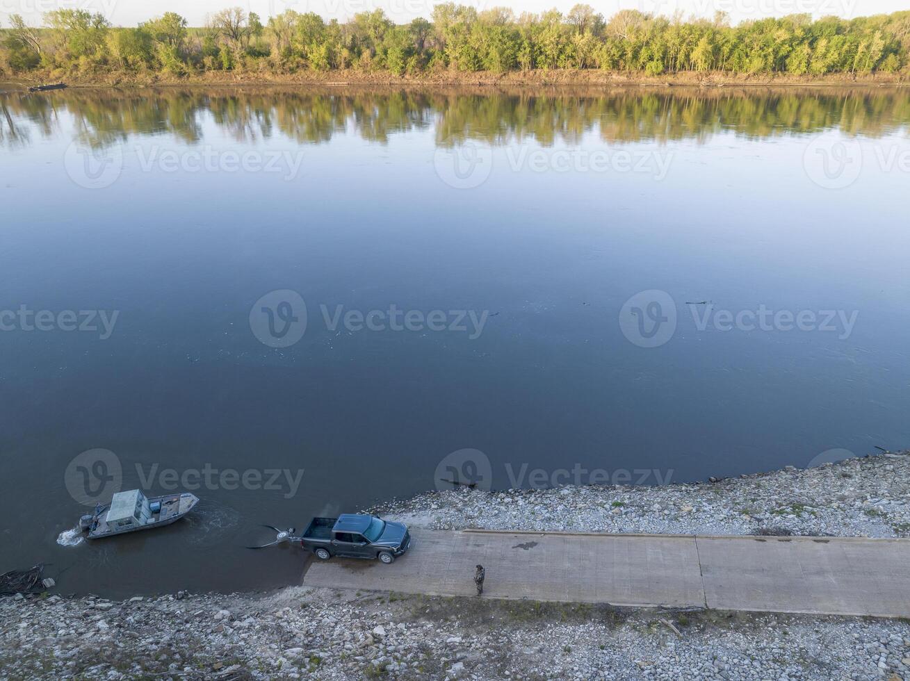 lancering een visvangst boot Bij een oprit - zonsopkomst antenne visie van Missouri rivier- Bij dalton bodem foto