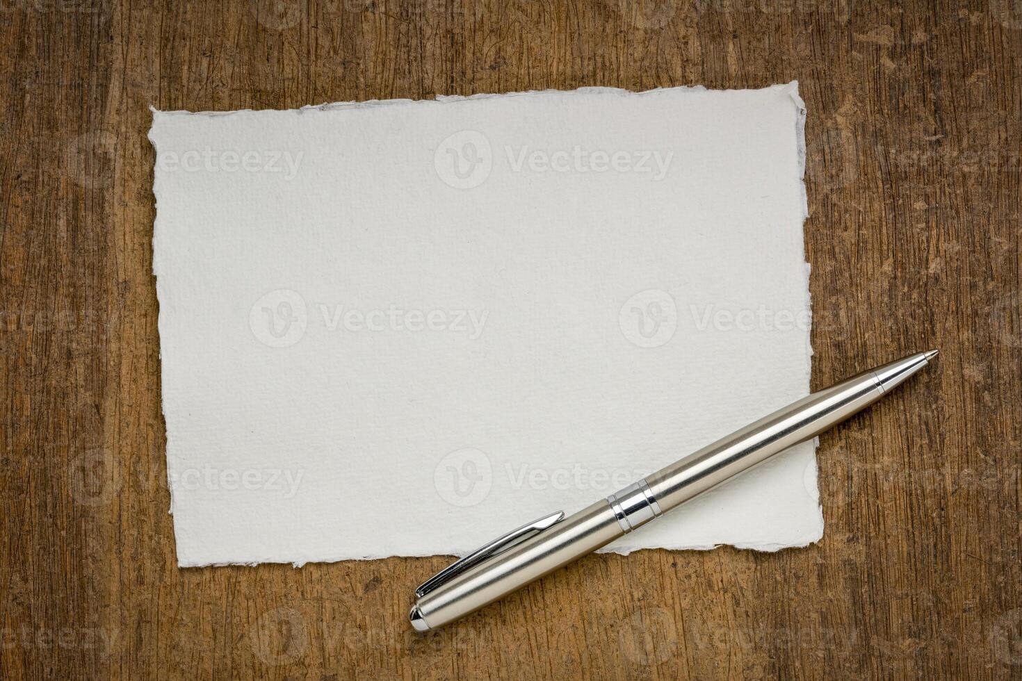 klein vel van blanco wit khadi vod papier van zuiden Indië tegen getextureerde schors papier foto