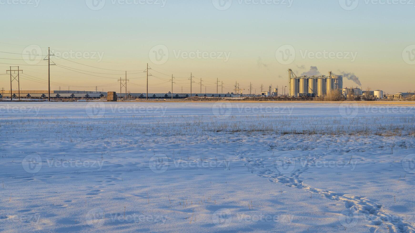landbouw en industrieel landschap in noordelijk Colorado Bij windsor in winter landschap foto