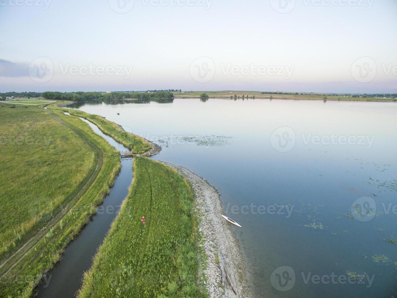 meer, eenzame boom reservoir, en irrigatie greppel in noordelijk Colorado in de buurt liefdesland - antenne visie foto