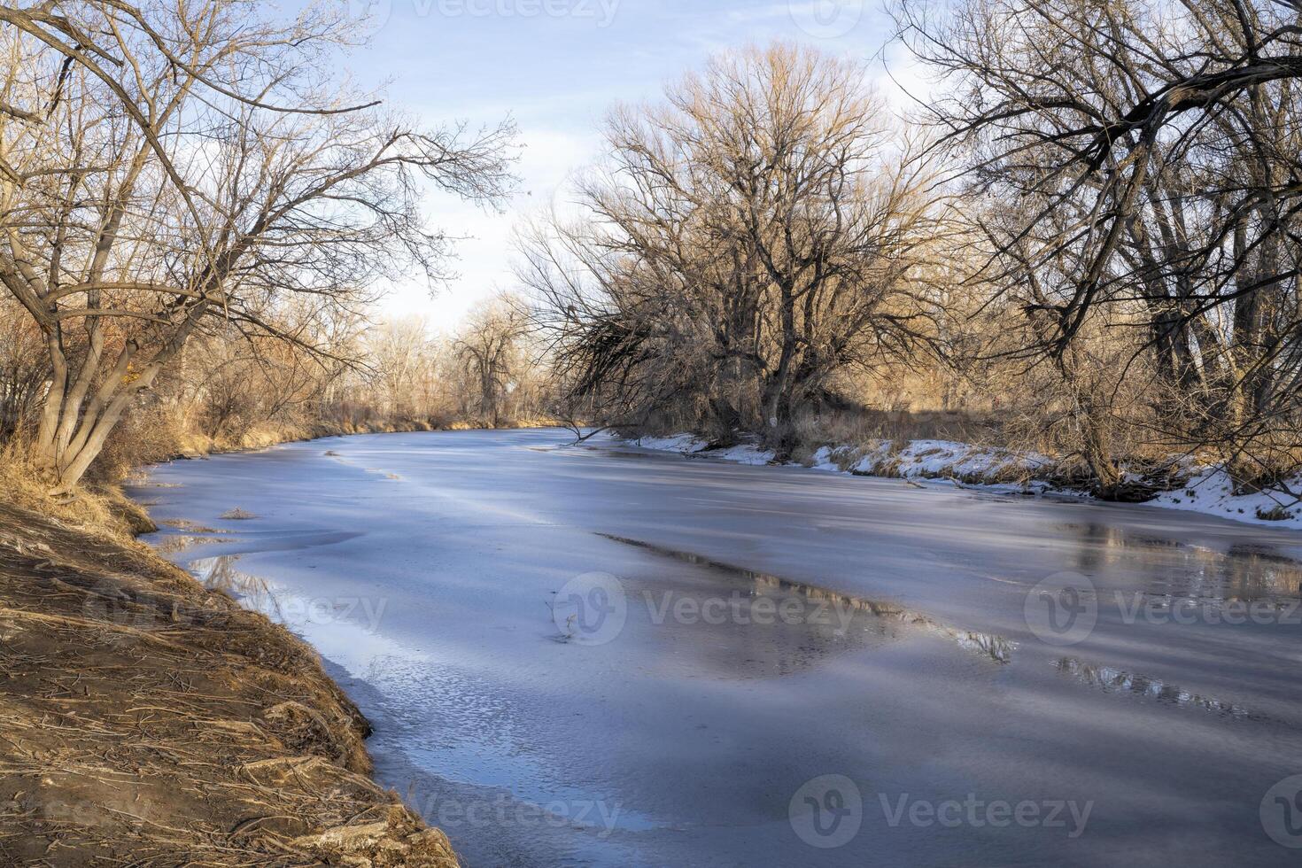 winter landschap van bevroren poudre rivier- in fort collins, Colorado foto