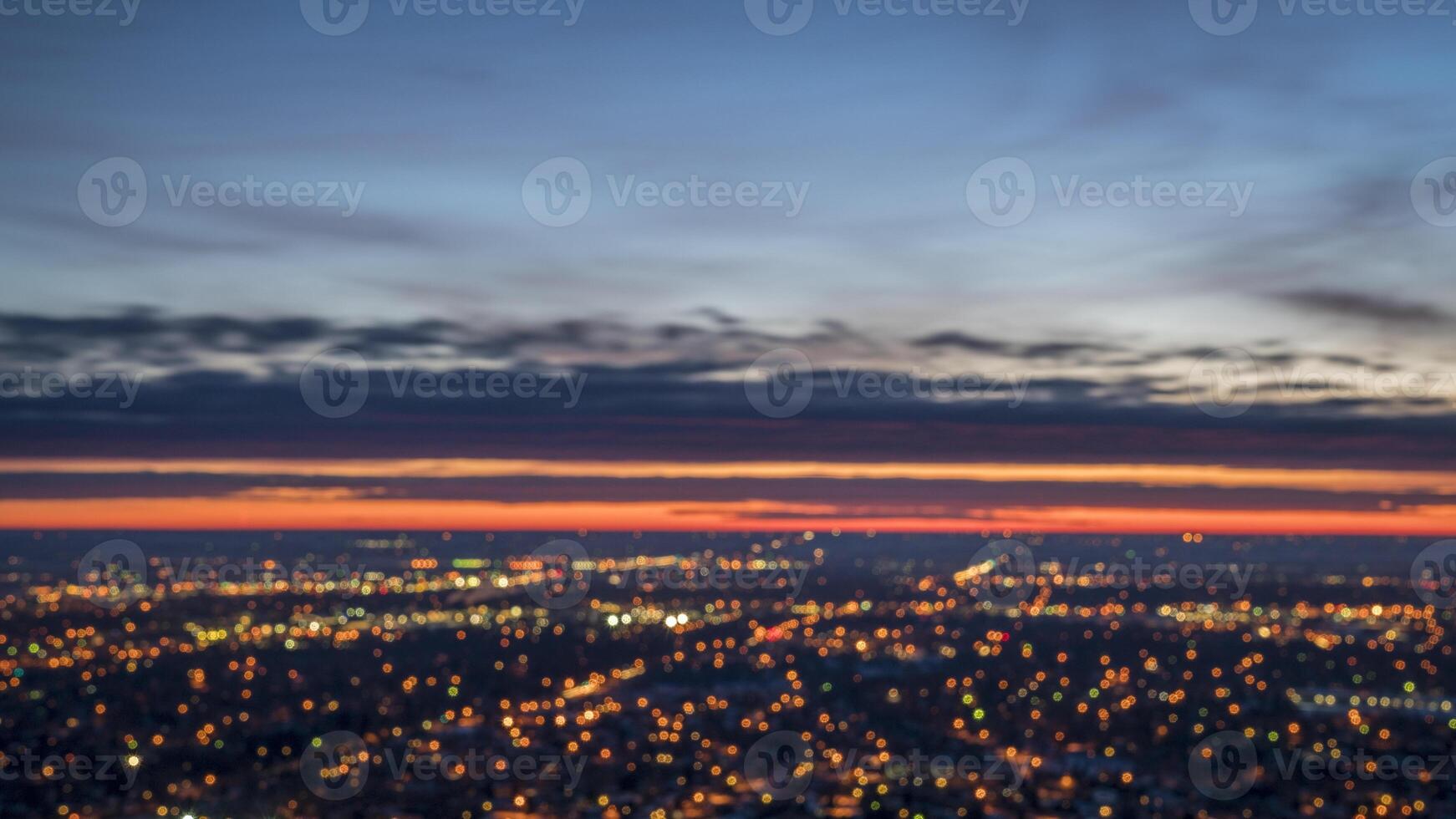 abstract landschap - onscherp stad lichten voordat zonsopkomst in noordelijk Colorado foto