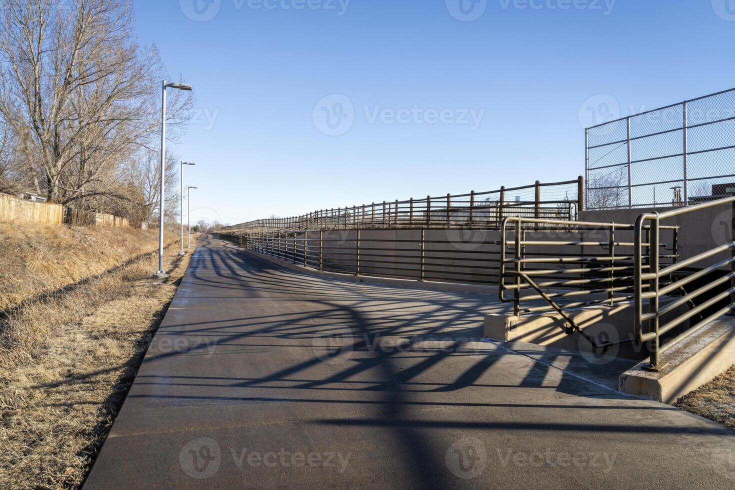 winter ochtend- Aan een fiets spoor in fort collins, Colorado foto