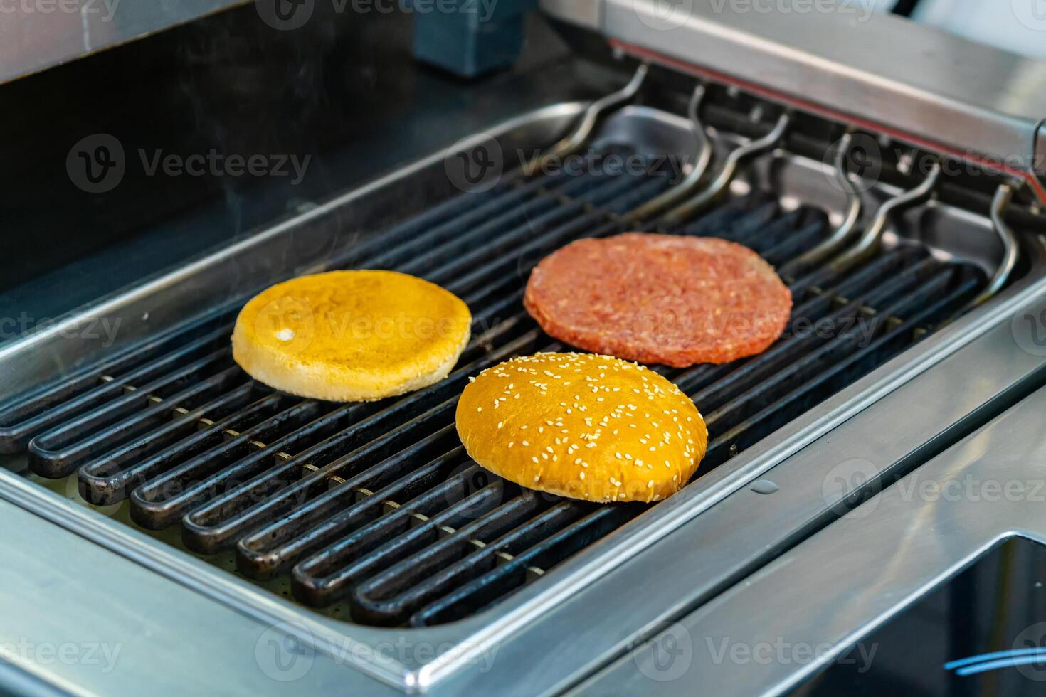 heerlijk frituren kotelet Aan de grillen. geroosterd Koken rooster diner. foto