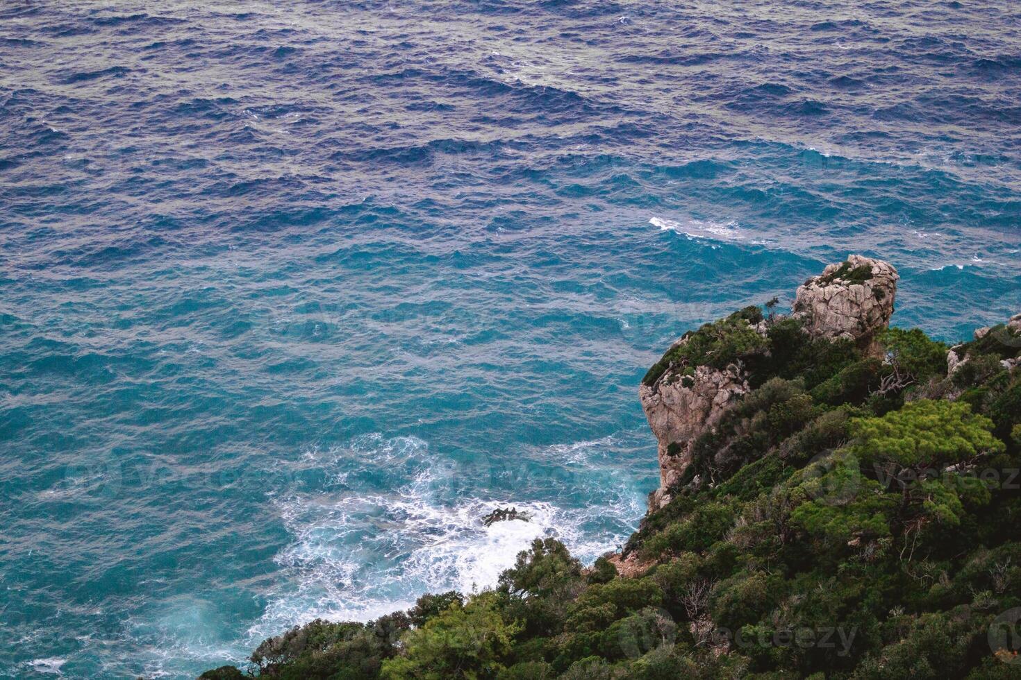 robuust kustlijn met Doorzichtig blauw zee en dramatisch rots formaties onder blauw lucht. kemer, kalkoen foto