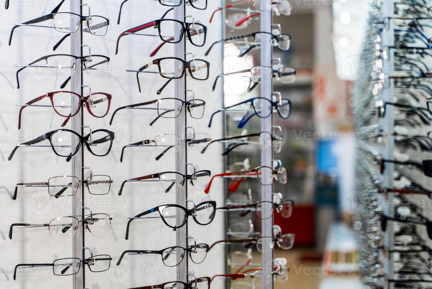 rij van bril Bij een opticiens. bril winkel. staan met bril in de op te slaan van optiek. vitrine met bril in modern oogheelkundig op te slaan. detailopname. foto