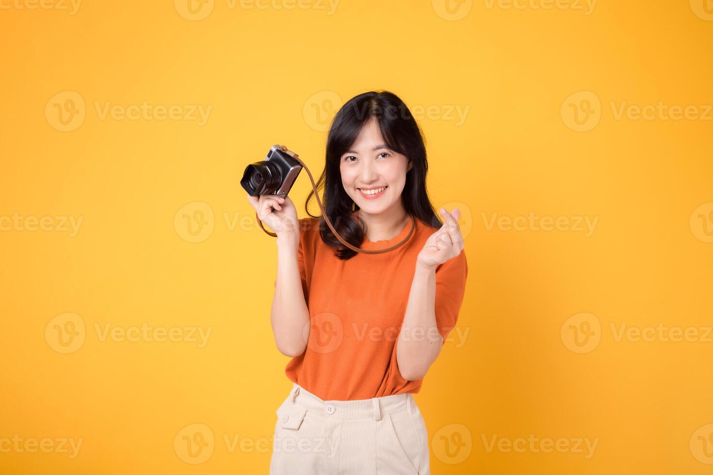 jong vrouw met een blij glimlach, Holding een camera voor haar spannend vakantie reis. foto