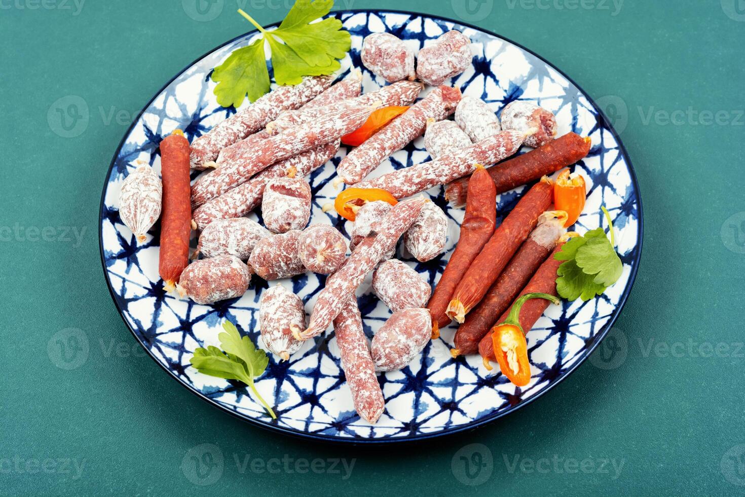 mini worstjes salami. foto