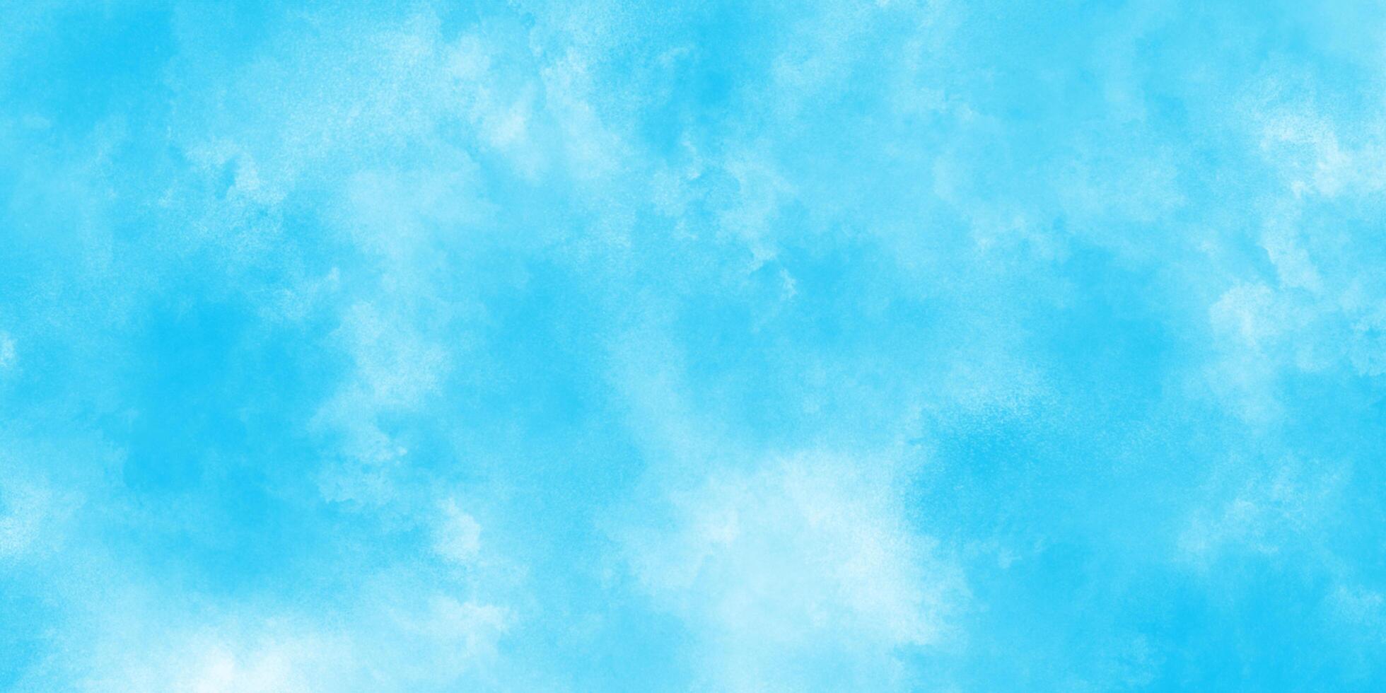 mooi en zacht bewolkt licht blauw wolken waterverf achtergrond, blauw tinten helling grunge textuur, abstract blauw papier structuur met wolken, blauw aquarel wazig natuurlijk wolken voor presentatie. foto