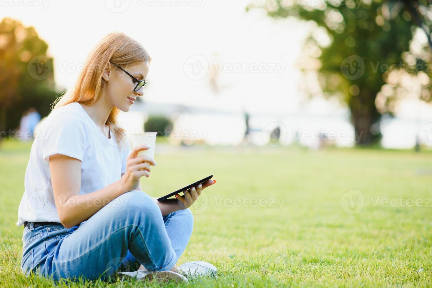 portret van jong mooi glimlachen vrouw met tablet pc, buitenshuis foto