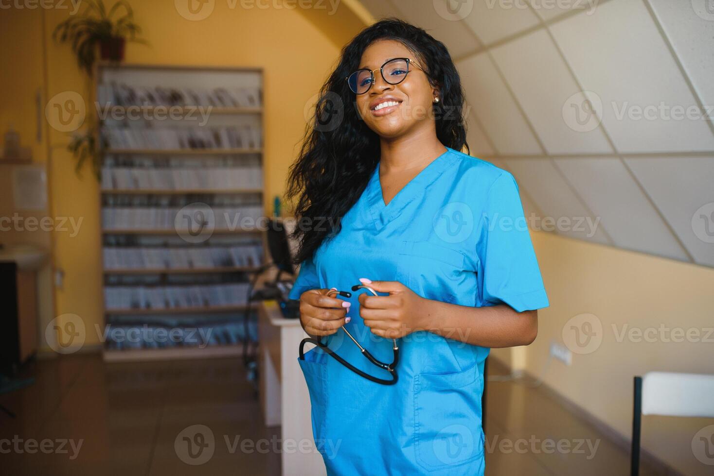 aantrekkelijk vrouw Afrikaanse Amerikaans medisch professioneel in kantoor foto