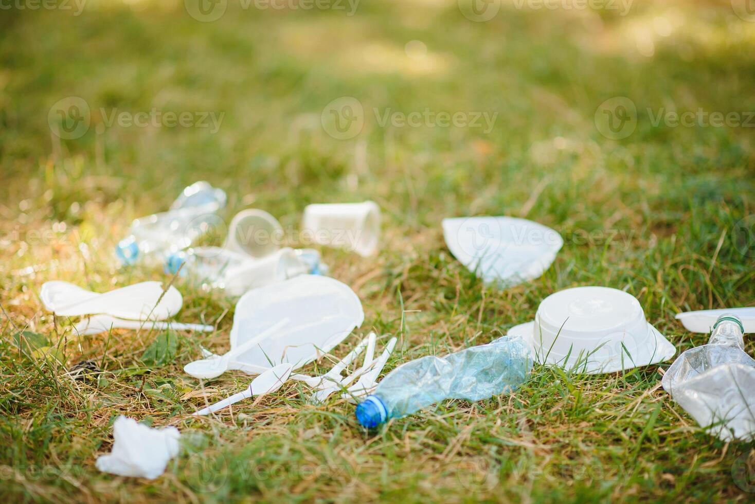 een stapel van plastic Aan groen gras, een probleem in de natuurlijk omgeving, verontreiniging van natuur is niet ontbindend plastic. bescherming van natuur. foto