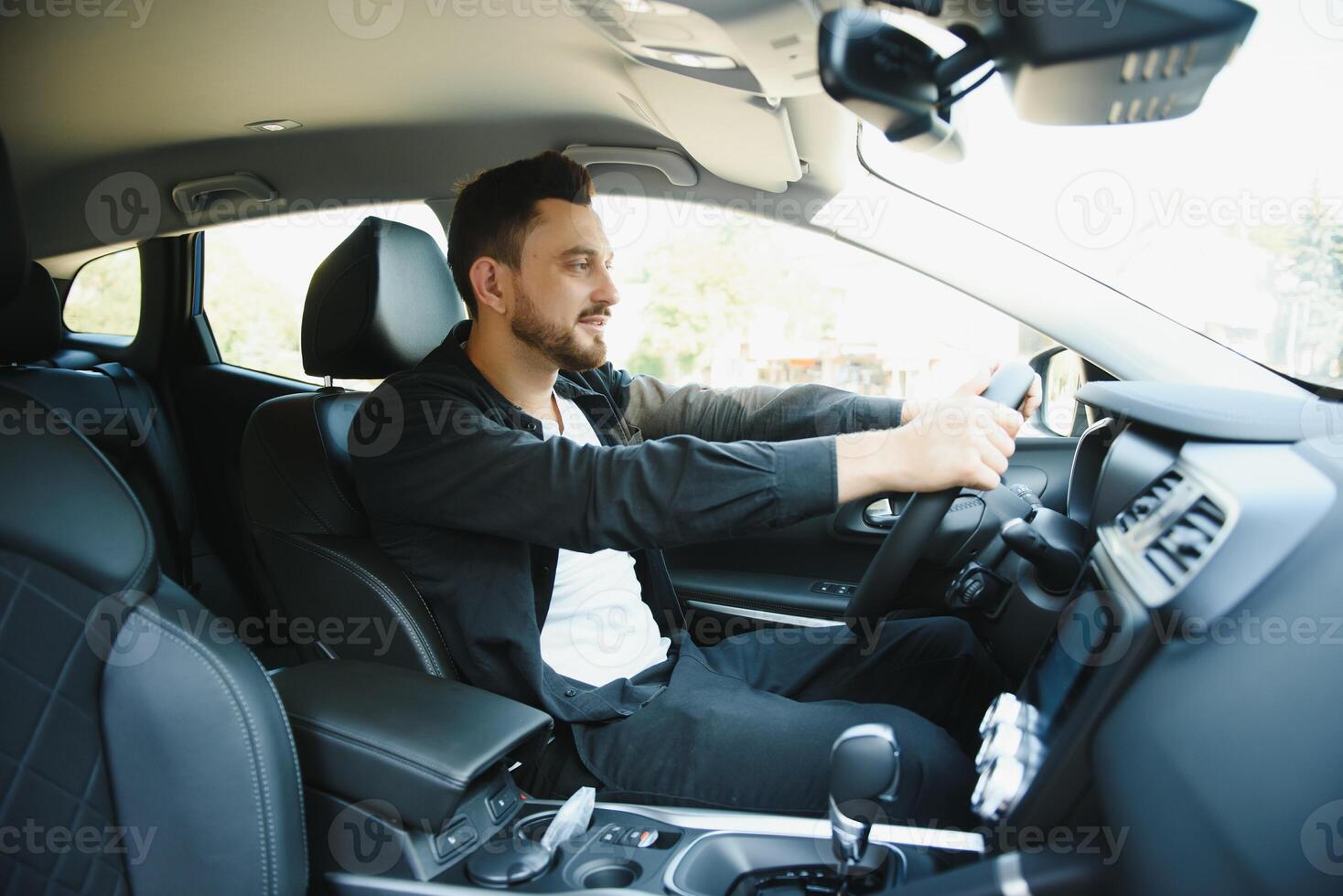 mode portret van elegant jong Mens in de auto foto