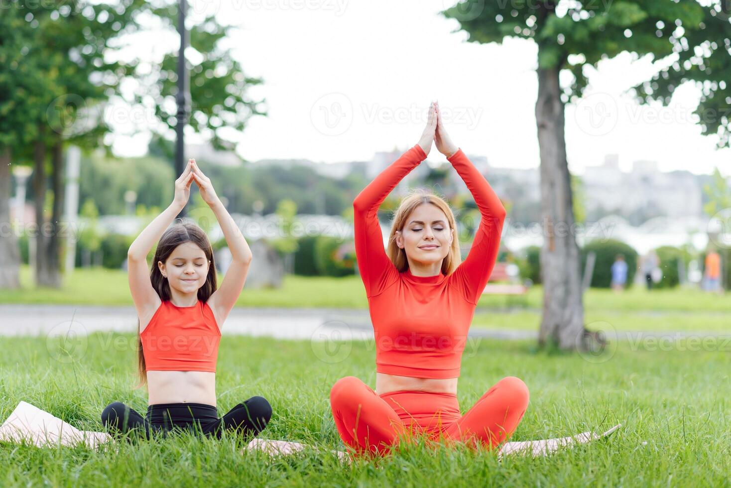 mam en kind in de lotus positie Aan de natuur foto